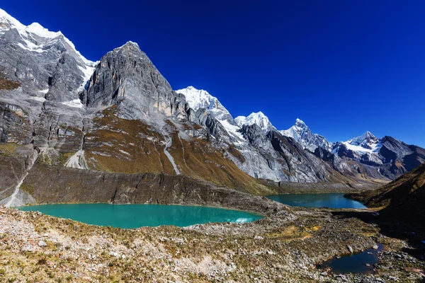 Красивые горные ландшафты Кордильеры Huayhuash — стоковое фото