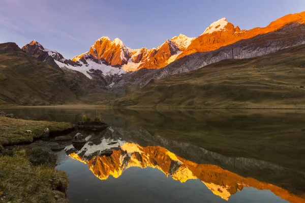 Piękne góry krajobrazy w Cordillera Huayhuash — Zdjęcie stockowe