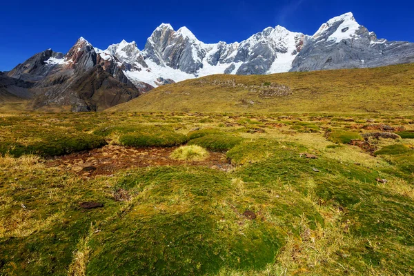 Piękne góry krajobrazy w Cordillera Huayhuash — Zdjęcie stockowe