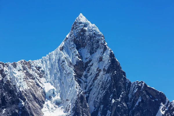 Piękne góry krajobrazy w Cordillera Huayhuash — Zdjęcie stockowe