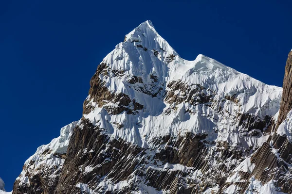 山脈 Huayhuash の美しい山の風景 — ストック写真