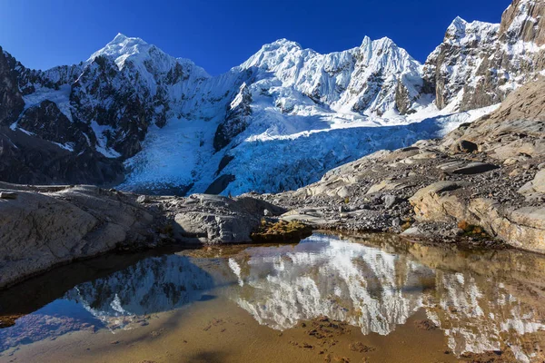 山脈 Huayhuash の美しい山の風景 — ストック写真