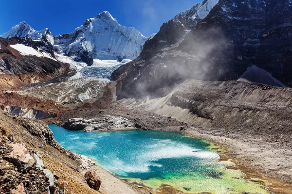 Hermosos paisajes de montañas en la Cordillera Huayhuash — Foto de Stock