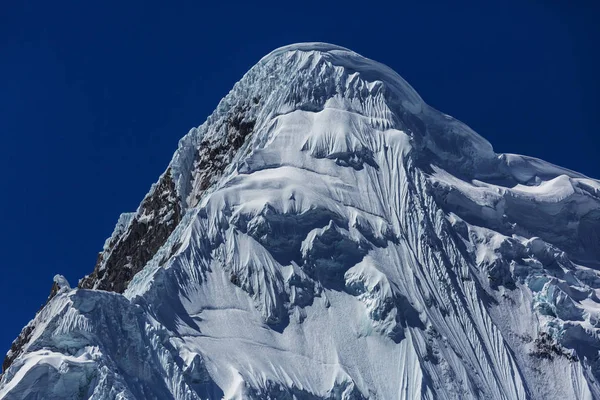 Krásné hory krajiny v Cordillera Huayhuash — Stock fotografie