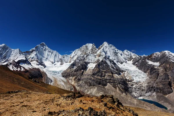 Lindas paisagens de montanhas em Cordillera Huayhuash — Fotografia de Stock