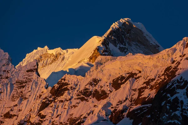 Bellissimi paesaggi di montagna in Cordigliera Huayhuash — Foto Stock