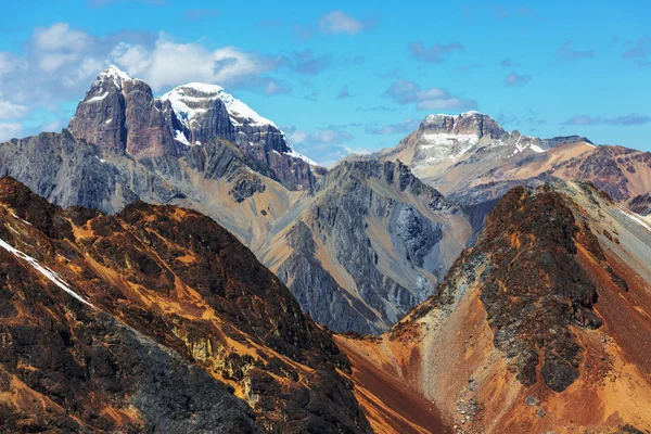 Lindas paisagens de montanhas em Cordillera Huayhuash — Fotografia de Stock