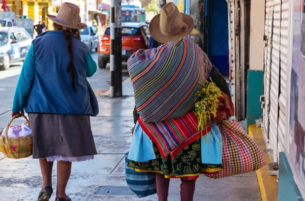 Şehir sokaklarında Perulu insanlar — Stok fotoğraf