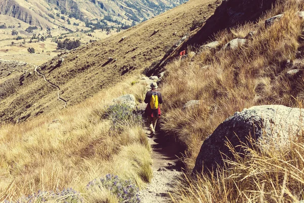 Escena de senderismo en las montañas Cordillera — Foto de Stock