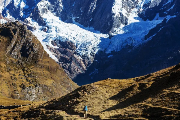 Wandelen scène in Cordillera bergen — Stockfoto
