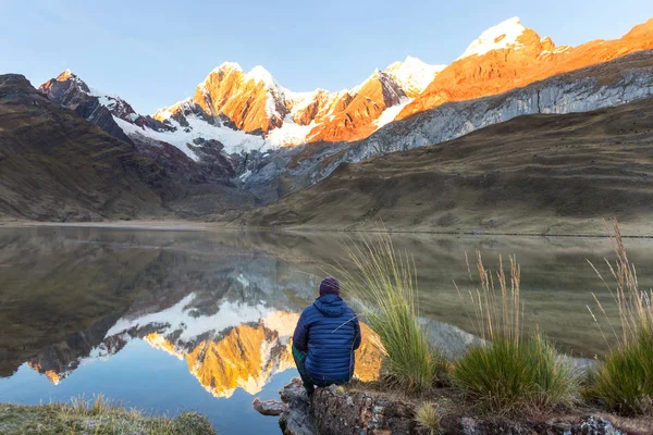 Escena de senderismo en las montañas Cordillera — Foto de Stock