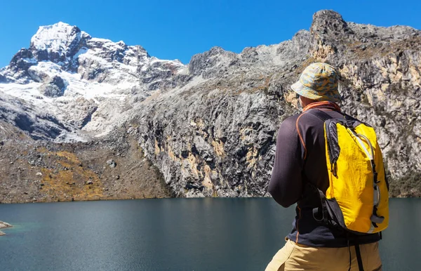 Hiking scene in Cordillera mountains — Stock Photo, Image