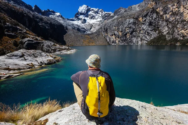 Escena de senderismo en las montañas Cordillera — Foto de Stock