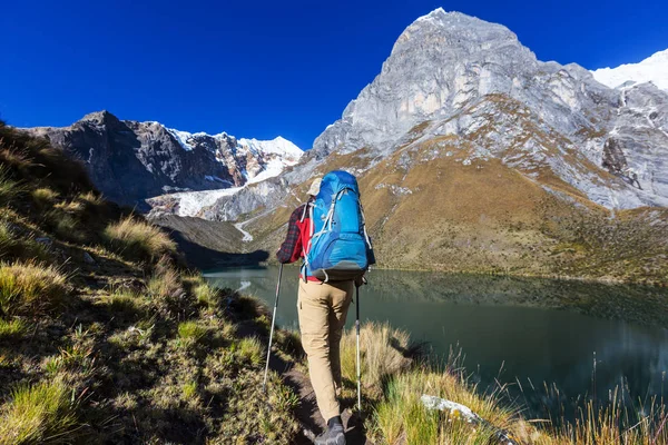 Escena de senderismo en las montañas Cordillera — Foto de Stock