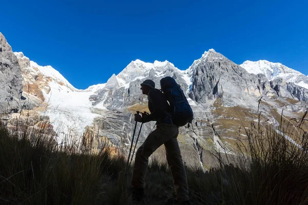 Scène de randonnée dans les montagnes de la Cordillère — Photo