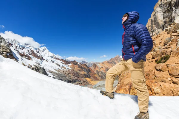 Cordillera dağlarında yürüyüş sahne