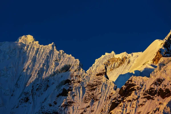 ภูเขาที่สวยงามใน Cordillera Huayhuash — ภาพถ่ายสต็อก