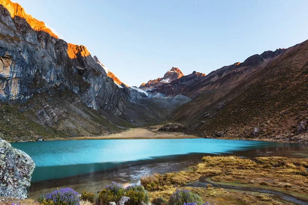 Prachtige bergen landschappen in de Cordillera Huayhuash — Stockfoto