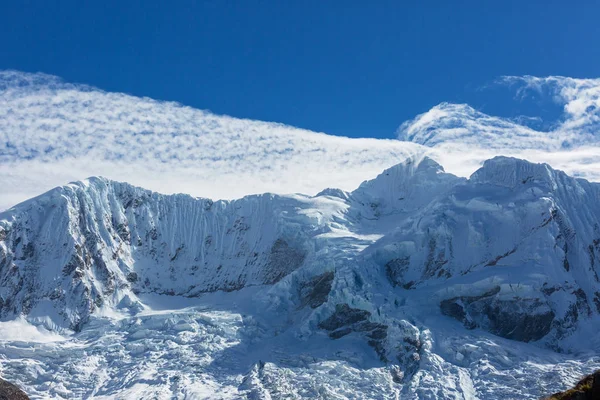 Hermosos paisajes de montañas en la Cordillera Huayhuash — Foto de Stock