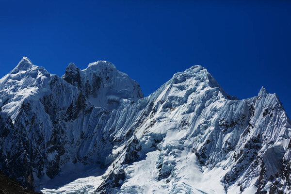 Красивые горные ландшафты Кордильеры Huayhuash

