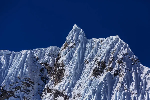 Bellissimi paesaggi di montagna in Cordigliera Huayhuash — Foto Stock