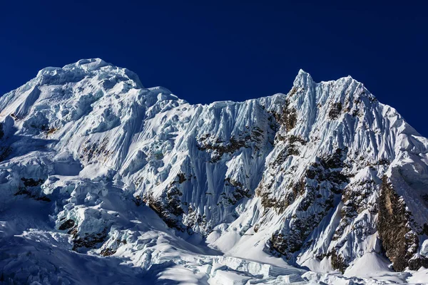 Krásné hory krajiny v Cordillera Huayhuash — Stock fotografie