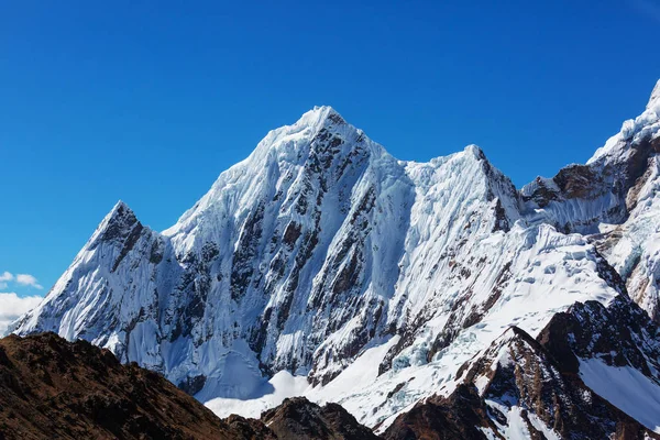 Hermosos paisajes de montañas en la Cordillera Huayhuash —  Fotos de Stock