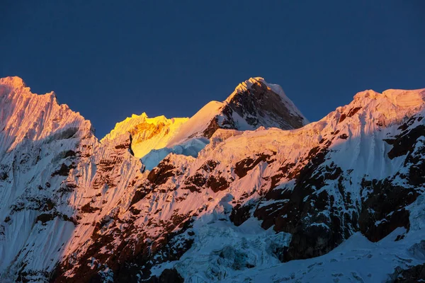 Hermosos paisajes de montañas en la Cordillera Huayhuash —  Fotos de Stock