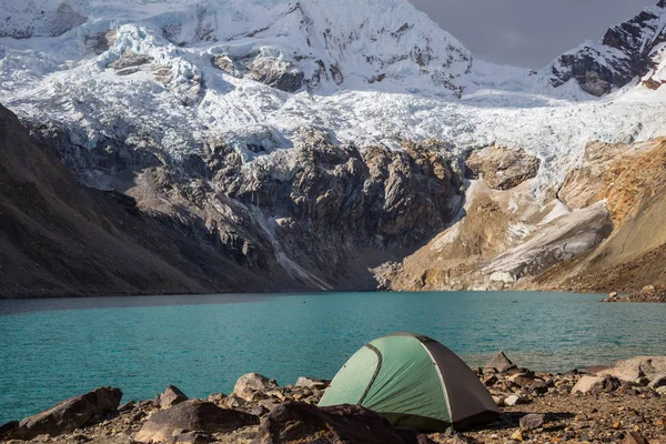 Krásné hory krajiny v Cordillera Huayhuash — Stock fotografie