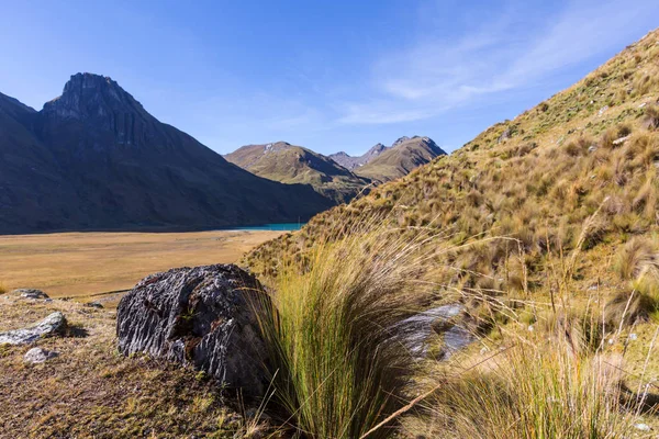 Wunderschöne berglandschaften in cordillera huayhuash — Stockfoto