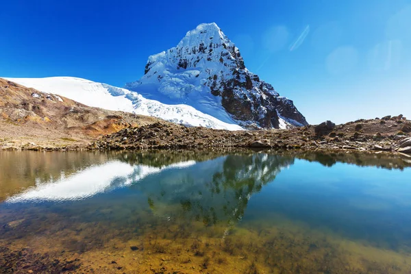 Lindas paisagens de montanhas em Cordillera Huayhuash — Fotografia de Stock