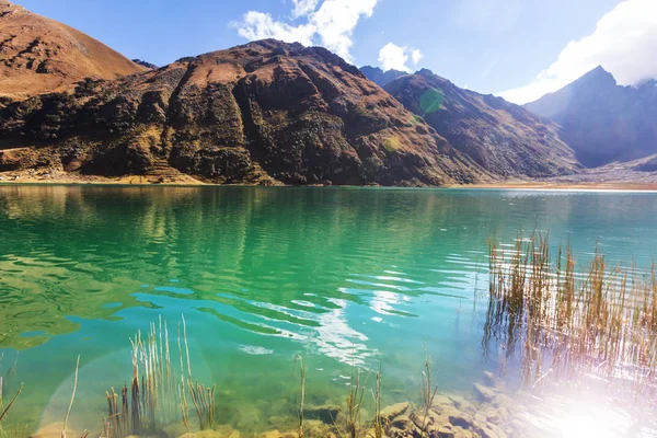 Lindas paisagens de montanhas em Cordillera Huayhuash — Fotografia de Stock