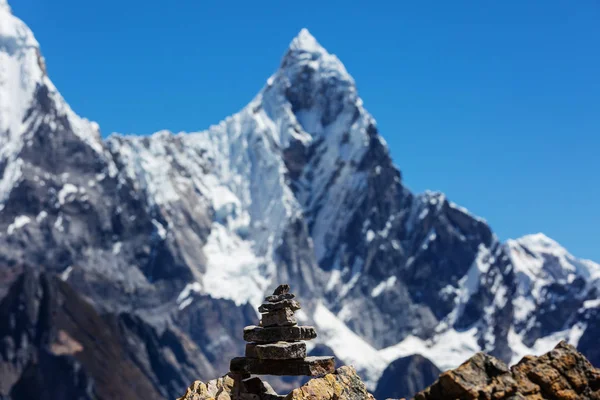 Hermosos paisajes de montañas en la Cordillera Huayhuash — Foto de Stock