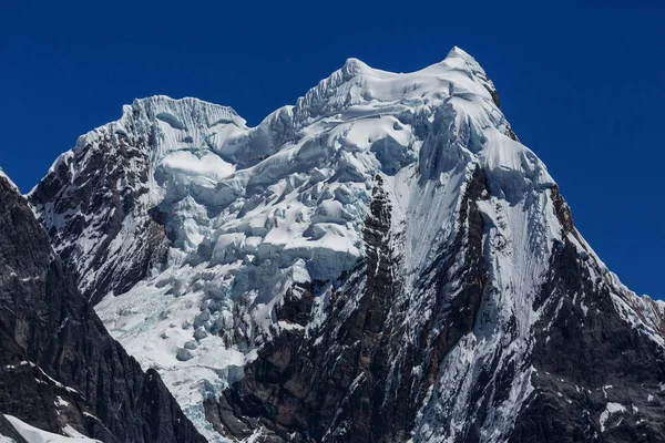 Hermosos paisajes de montañas en la Cordillera Huayhuash — Foto de Stock