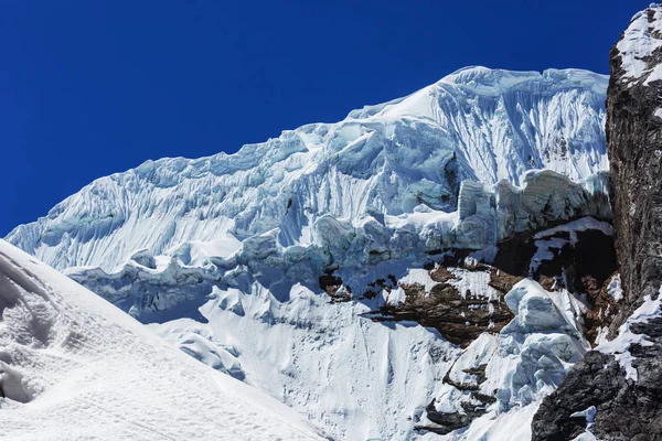 Hermosos paisajes de montañas en la Cordillera Huayhuash — Foto de Stock