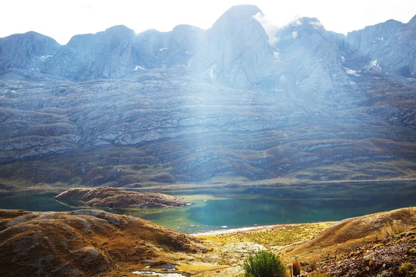 Lindas paisagens de montanhas em Cordillera Huayhuash — Fotografia de Stock