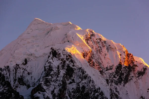 Piękne góry krajobrazy w Cordillera Huayhuash — Zdjęcie stockowe