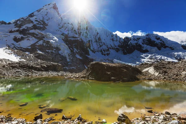 Lindas paisagens de montanhas em Cordillera Huayhuash — Fotografia de Stock