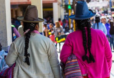 Şehir sokaklarında Perulu insanlar