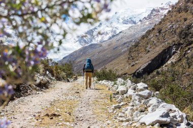 Cordillera dağlarında yürüyüş sahne