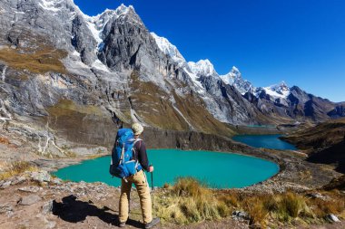 Cordillera dağlarında yürüyüş sahne