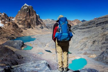 Cordillera dağlarında yürüyüş sahne