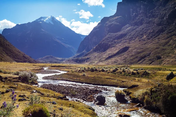 Hermosos paisajes de montañas en la Cordillera Huayhuash — Foto de Stock