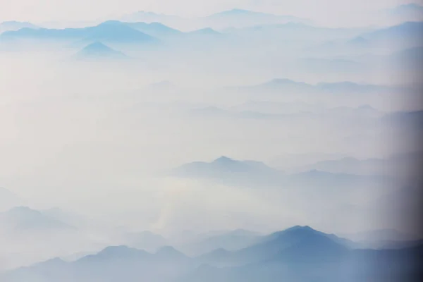 Силуэт гор в облаках — стоковое фото