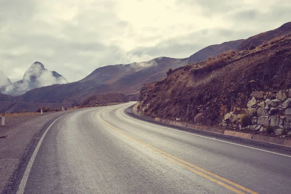 Schilderachtige weg in de bergen — Stockfoto