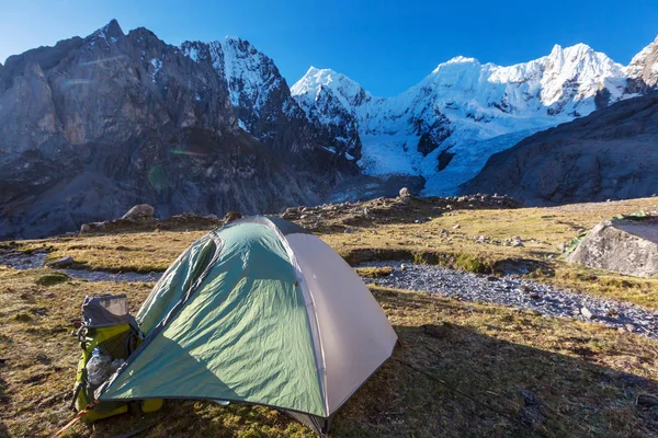 A tenda de Hicker nas montanhas — Fotografia de Stock