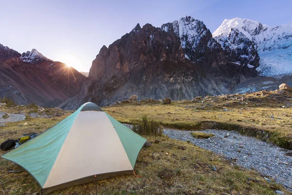 A tenda de Hicker nas montanhas — Fotografia de Stock