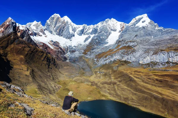 Pěší turistika scéna v pohoří Cordillera — Stock fotografie