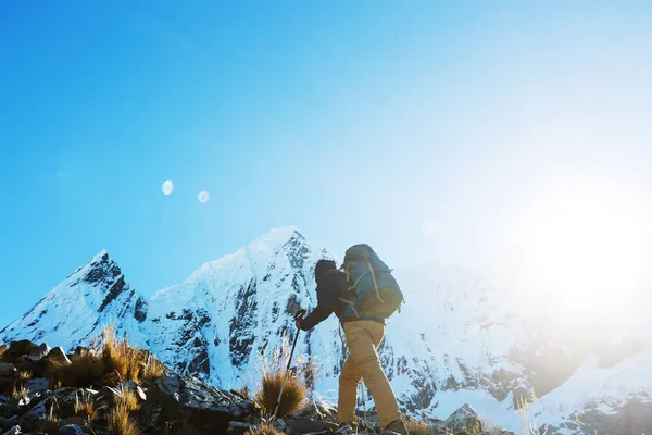 Hiking scene in Cordillera mountains — Stock Photo, Image