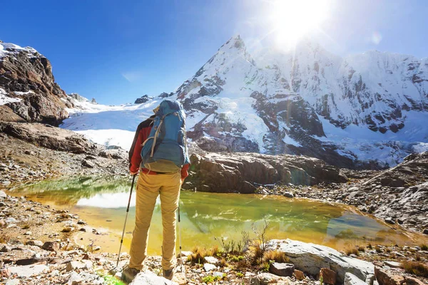 Escena de senderismo en las montañas Cordillera — Foto de Stock